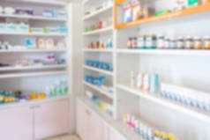 药店用货架上的药品和保健品模糊了抽象的背景