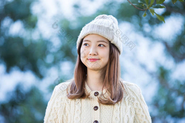 一名身穿冬衣的亚洲（日本）年轻女子的户外肖像