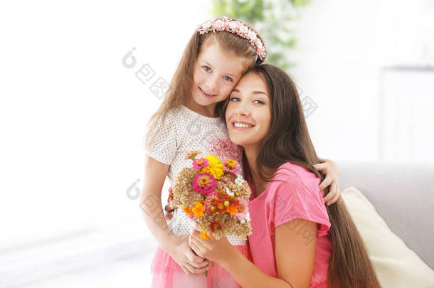 女儿用鲜花的问候。母亲一天概念