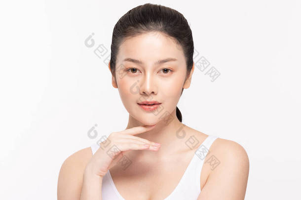 美丽的亚洲女人用清爽的肌肤触摸着<strong>下巴</strong>的微笑快乐而快乐，有着积极的情绪，与白色背景、美容美发和温泉治疗理念隔离在一起