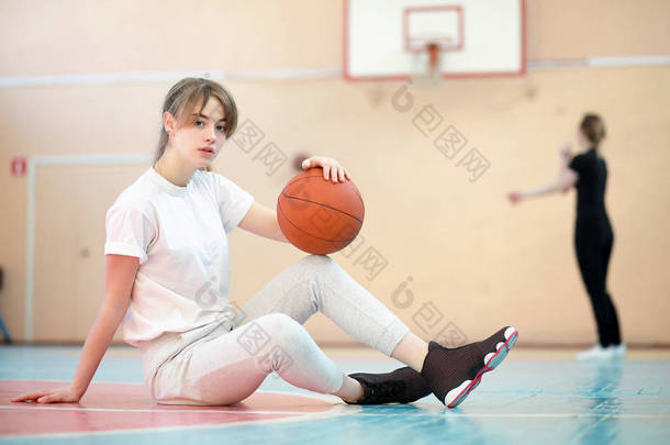 在体育馆打<strong>篮球</strong>的女青年 