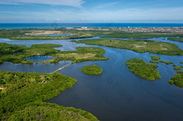 圣克鲁斯运河（Canal de Santa Cruz），位于Itamaraca岛以南，靠近巴西伯南布哥累西腓，2014年3月1日。河流之间的森林、红树林和椰子树，形成了小岛屿。空中业务