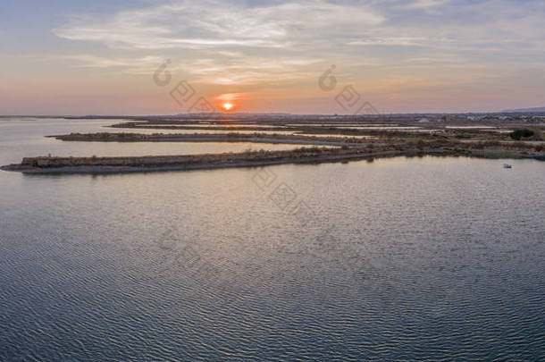 Olhao 盐沼入口，到河口福尔摩沙海滨日落空中全景海景视图 