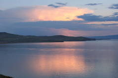夏天的贝加尔湖日落了奥赫恩岛-沙门卡岩的自然地标景观.湖泊的天然背景。美丽的景观背景和复制空间