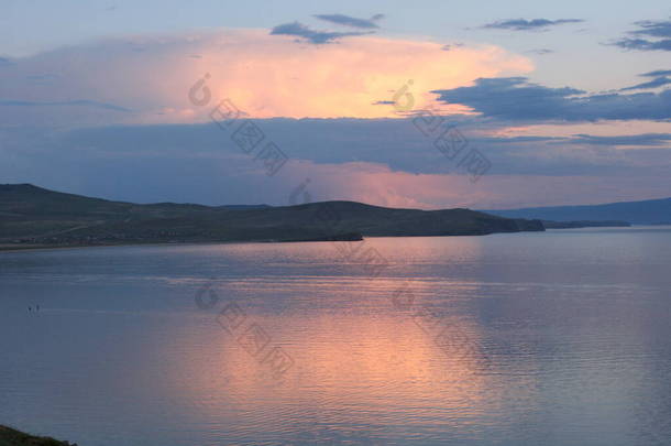 夏天的贝加尔湖日落了奥赫恩岛-沙<strong>门卡</strong>岩的自然地标景观.湖泊的天然背景。美丽的景观背景和复制空间