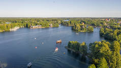 位于立陶宛Galve湖附近的Trakai市的无人驾驶飞机拍摄的美丽的航景照片。环绕着美丽的湖泊和绿岛，吸引了大量的游客。(系列))