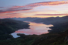 日落时山湖面.Loch Katrine 。Loch Lomond & The Trossachs国家公园。苏格兰