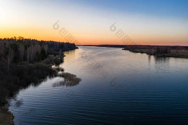 俄罗斯伊万诺沃地区乌维茨基水库的红色<strong>落</strong>日，照片来自无人驾驶飞机.