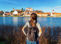 在斯洛文尼亚普图伊城堡背着背包的年轻女孩