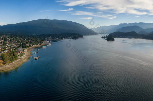 在一个阳光明媚的夏日里, 在现代城市欣赏美丽的海洋入口的空中全景。拍摄于加拿大北部温哥华的深湾.