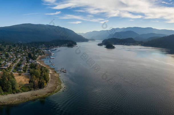 在一个阳光明媚的夏日里, 在现代城市欣赏美丽的海洋入口的空中全景。拍摄于加拿大北部温哥华的深湾.