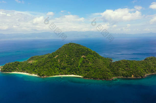 蓝海，有岛屿，鸟瞰。有热带岛屿的海景，菲律宾.