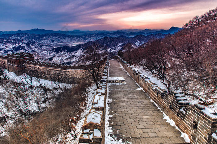 穆天宇长城在北京雪地后，中国。中国长城，北京