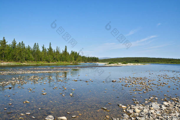 极地乌拉尔河。在俄罗斯北部的夏天水景观。.