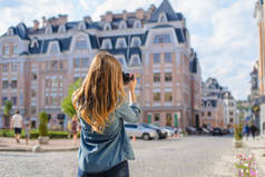 快乐, 兴奋, 时尚的年轻女子拍照的城市地标