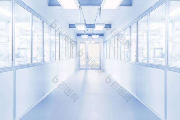 现代内部科学实验室或工业工厂背景与网关和明亮的荧光灯