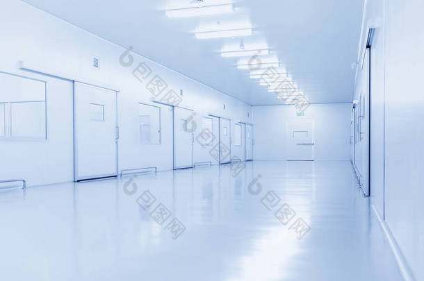 现代内部科学实验室或工业工厂背景, 有应急门和明亮的荧光灯
