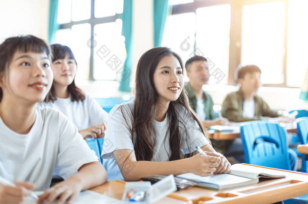 亚洲<strong>青少年</strong>学生与同学在课堂上的学习 