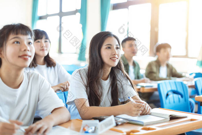 亚洲青少年学生与同学在课堂上的学习  学生种树