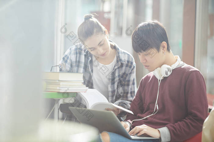 学生为考试做准备图片-包图网企业站