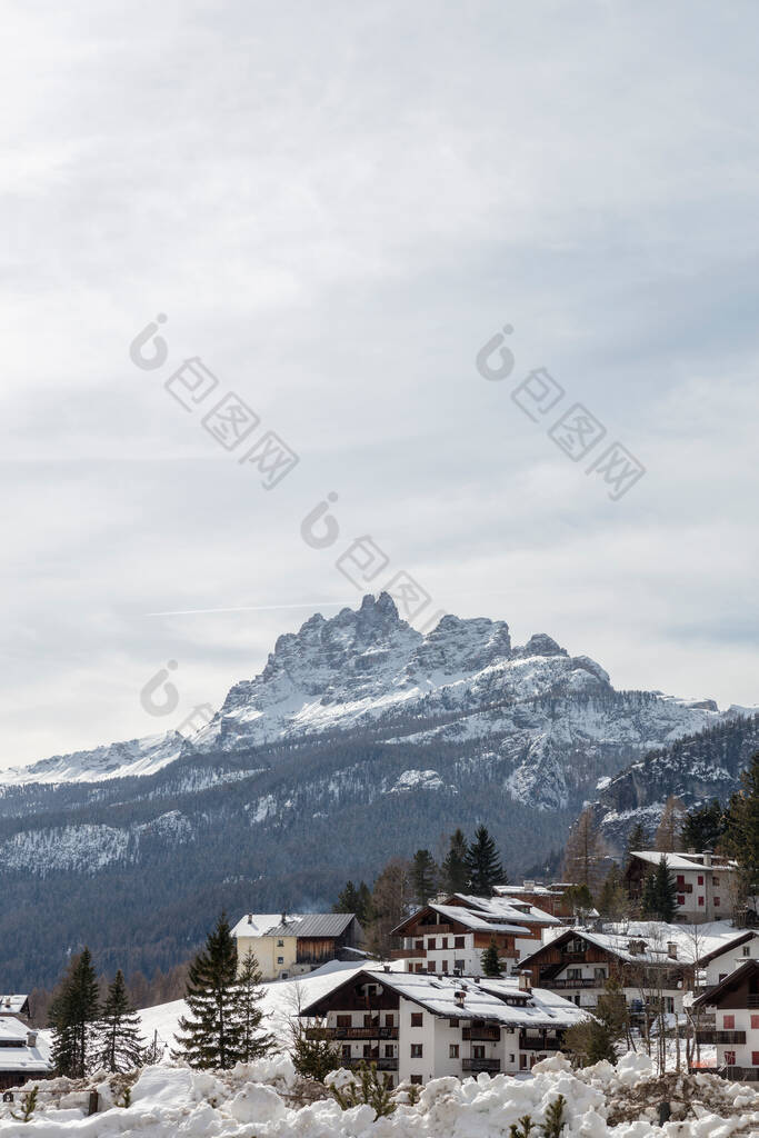 雪山覆盖的冬季风景