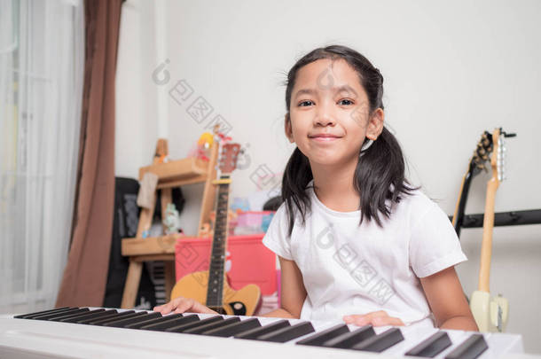 亚洲 小女孩 学习 弹钢琴 键盘 合成器 wi