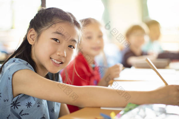 微笑的小学生在课堂上