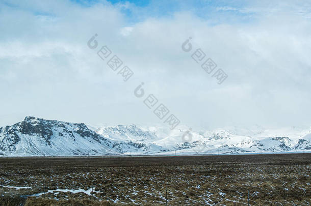 冰岛冬季雪景迷人而美丽的照片