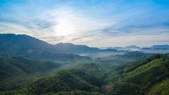 攀雅富 Tathan 山谷空中摄影看薄雾的新视点