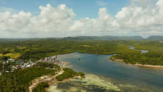 空中风景这个城镇是在红树林中。Siargao，菲律宾.