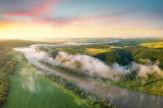 河和田野的鸟图。日出时的山谷。来自空气的风景。来自无人机的景观。来自空气的日出和景观.