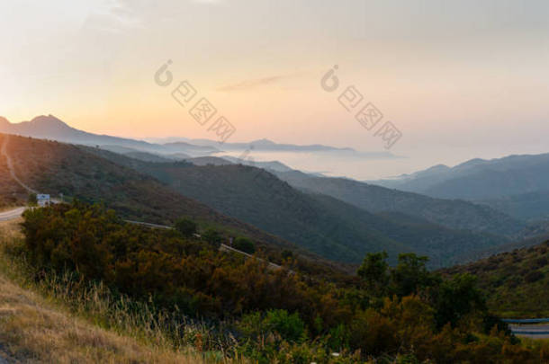 地中海海岸公路进入山脉地平线在夏季wi