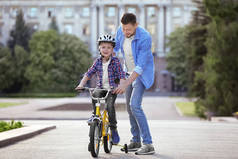 爸爸教儿子骑自行车 