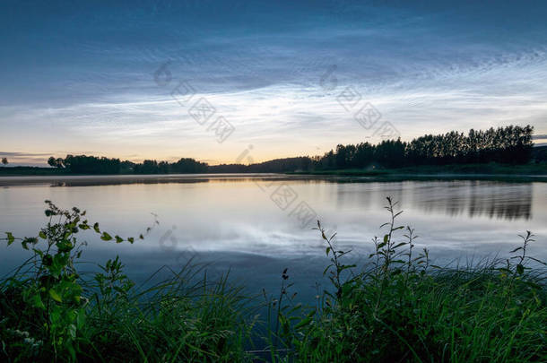 美丽的夜景，银白色的云彩笼罩湖面，朦胧的前景，迷人的云彩映衬湖水，夏日的夜晚