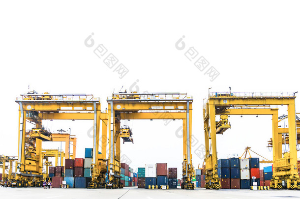 在用集装箱船背后的主要港口集装箱码头和集装箱起重机.