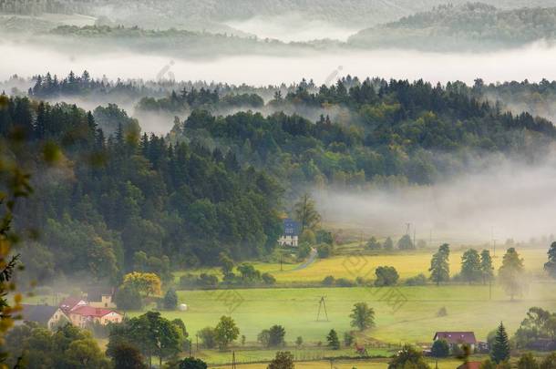 Kaczawskie 山，波兰-多雾的早晨