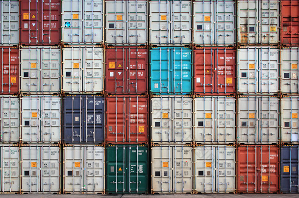 国际港口集装箱运输中的容器