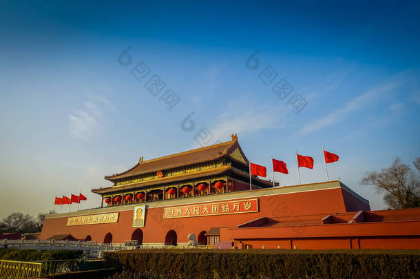 北京，<strong>中国</strong>-2017 年 1 月 29 日︰ <strong>美丽的</strong>寺庙建筑紫禁城，典型<strong>的中国</strong>古代建筑，挂在外墙上<strong>的</strong>毛<strong>的</strong>画像