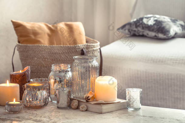 家里的静安生活，客厅有蜡烛和<strong>花瓶</strong>