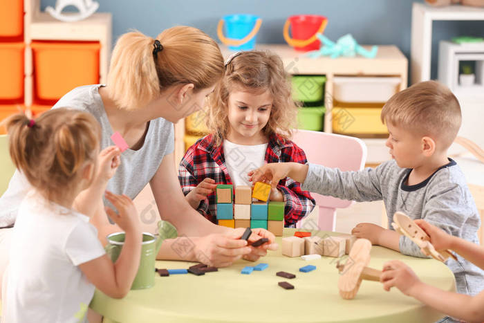 幼儿园老师与可爱的小孩在幼儿园