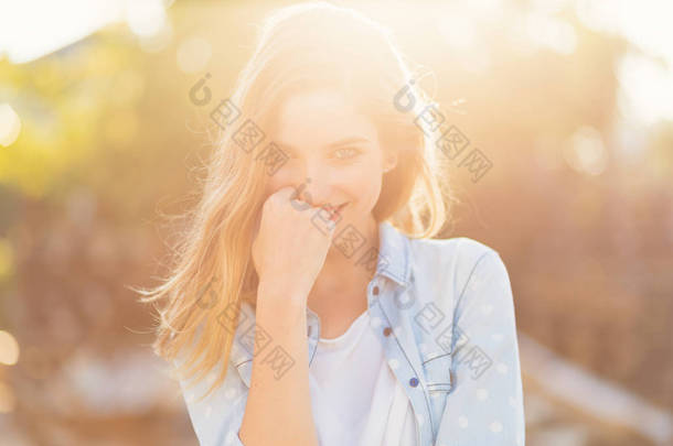 肖像华丽的女孩与美丽的笑容和迷人的面部特征在一个阳光明媚的日子与光线反射在她的脸上。浪漫, 新鲜, <strong>大气</strong>的人的概念.
