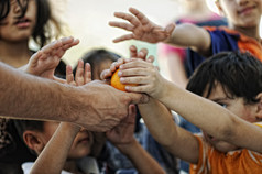 难民难民营，贫穷、 饥饿的孩子们接受人道主义食物