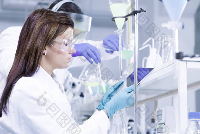 化学家做化学液的研究-包图企业站