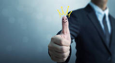 展示手签大拇指，头戴皇冠，面带微笑的商人形象：卓越的商业或顾客体验服务理念