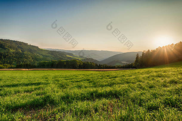五颜六色明亮的金色史诗般的日出乡村全景景观图像, 可以广泛地看到<strong>田野</strong>、森林、丘陵和山谷对地平线的看法