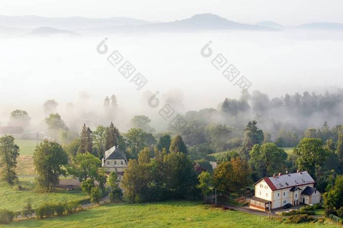 多雾的秋天风景