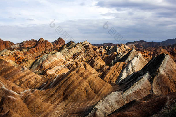 彩虹山地质公园之巅。甘肃省张丹霞地貌地质公园。阳光明媚的日子里, 夏普高峰和山谷.