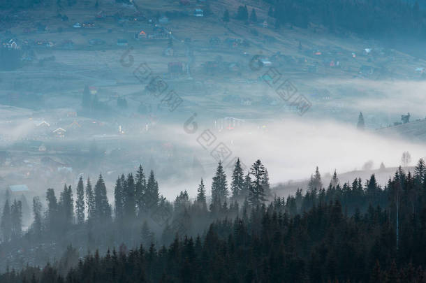 乌克兰喀尔巴阡山高原的早春风景，雪盖山脊.