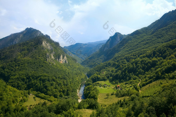 黑山。山。塔拉河峡谷