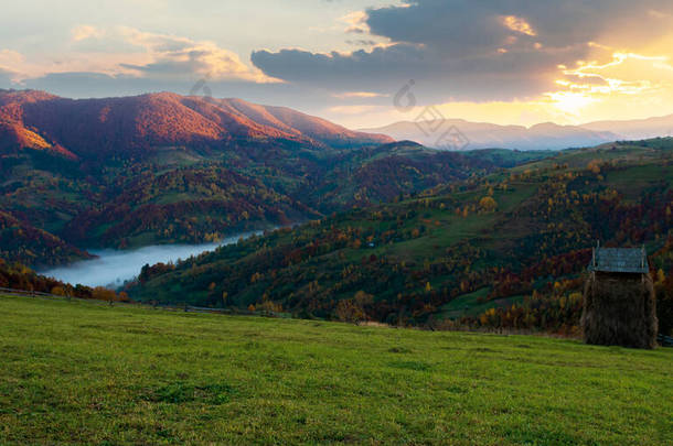 秋天的多雾的<strong>早晨</strong>。秋天的乡村风景.山坡上五彩缤纷的树。日出时分，天空下的风景和云彩